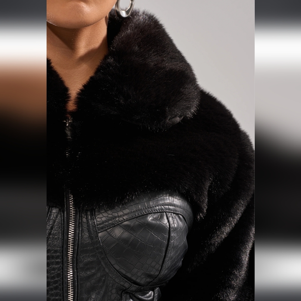 Akira Shorty Corseted Faux Fur - Picture 3 of 5